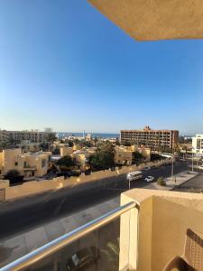 una vista di una città da un balcone di Florenza khamsin Resort a Hurghada Altre 4 foto