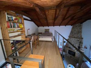 una camera con un letto e una libreria di Red Rock & Sea House a Leonidion (Leonidio)