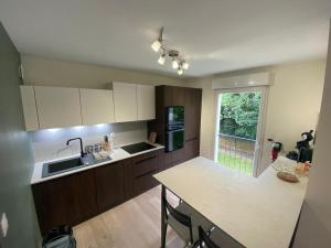 una cucina con mobili bianchi e un piano di lavoro di Nashville in Caen a Caen