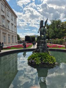 eine Statue eines Hundes auf einem Brunnen in der Unterkunft Ferienwohnung mit Pfiff in Siegsdorf