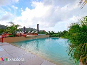 Πισίνα στο ή κοντά στο Duplex luxueux avec jacuzzi privé et vue mer à Saint-Martin - FR-1-734-64
