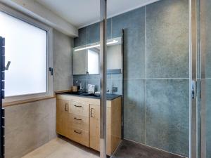 a bathroom with a shower and a sink at Appartement 8 pers, skis aux pieds, balcon, rénové, proche pistes et commerces, Tignes le Lac - FR-1-641-32 in Tignes +12 photos