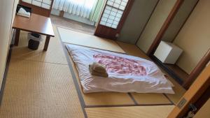 an overhead view of a bed in a room at Chikotto Inn in Kumano