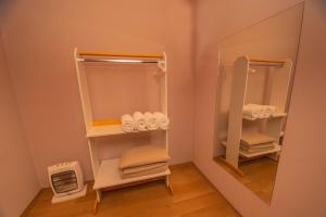 Un baño con espejo, lavabo y toallas. en Casa Lago Argentino, en El Calafate 44 fotos más