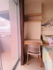 a bedroom with a desk and a bed and a window at Studio Unique 2802 com garagem á 15 min do centro de Belém in Belém +41 photos