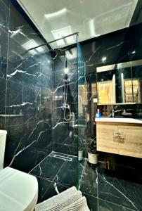 Un baño con ducha, inodoro y lavabo. en Luxurious apartment with private jacuzzi, en Marrakech
