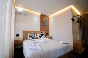 Un dormitorio con una cama con toallas. en Luxurious apartment with private jacuzzi, en Marrakech