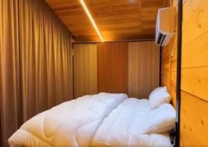 Giường trong phòng chung tại Orange Resort