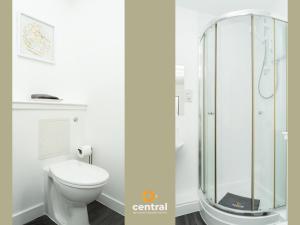 Ένα μπάνιο στο Bellfield - Walk away from Dundee University - 2 Bedrooms - 2 Bathrooms - 2 King Beds - Smart TVs - Fully Equipped - Parking - Close to City Centre - CENTRAL SERVICED APARTMENTS x CENTRAL SHORT LETS +36 φωτογραφίες