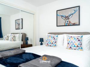 Ένα ή περισσότερα κρεβάτια σε δωμάτιο στο Bellfield - Walk away from Dundee University - 2 Bedrooms - 2 Bathrooms - 2 King Beds - Smart TVs - Fully Equipped - Parking - Close to City Centre - CENTRAL SERVICED APARTMENTS x CENTRAL SHORT LETS