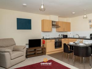 Η κουζίνα ή μικρή κουζίνα στο Bellfield - Walk away from Dundee University - 2 Bedrooms - 2 Bathrooms - 2 King Beds - Smart TVs - Fully Equipped - Parking - Close to City Centre - CENTRAL SERVICED APARTMENTS x CENTRAL SHORT LETS