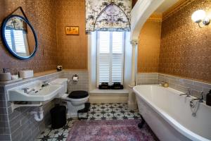 Un baño con bañera, inodoro y lavabo. en Salem The Blue Chapel, en Llwyngwril 21 fotos más