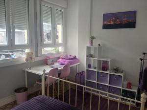 a bedroom with a desk and a bed and windows at Apartamento Frida se alquila por habitaciones in A Coruña