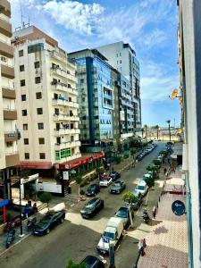 une ville avec des voitures garées dans un parking dans l'établissement TANGERSUITE FAMILY MARINA BAy, à Tanger