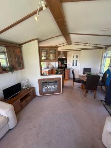 考斯139 The Ridgeway的带壁炉和桌子的客厅