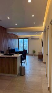 an office lobby with a desk and chairs and windows at Espectacular y exclusivo departamento en Monterrey in Monterrey