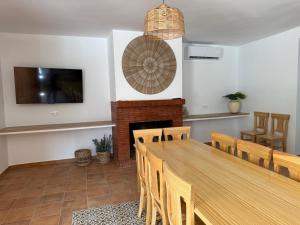 a dining room with a table and a fireplace at Villa Ibañez Alto in Villanueva del Arzobispo