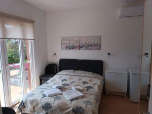 Ένα ή περισσότερα κρεβάτια σε δωμάτιο στο Blue Haven Kavač Condo for 2