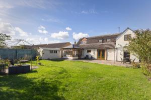 an image of a house with a yard at Beautiful and Warm 5-bed Home in Newark by Renzo, Free Parking, Close to A1 in South Muskham