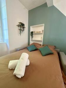 Giường trong phòng chung tại La suite-Appartement Cosy 300m du théâtre Antique