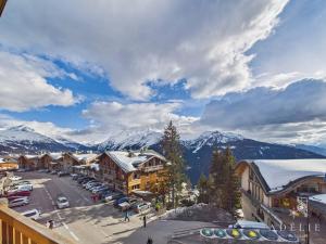 een luchtzicht op een stad met besneeuwde bergen bij Chalet 4 pièces centre station, parking inclus - FR-1-398-591 in La Rosière