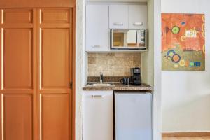 een keuken met een witte koelkast en een magnetron bij Fiesta Americana Cancun Villas in Cancun +130 foto's