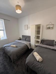 Ένα ή περισσότερα κρεβάτια σε δωμάτιο στο ResiLets Barnard St NEW Large 4 Bed House, Contractor Stays, Central