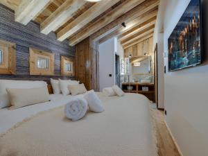 ヴァル・ディゼールにあるAppartement neuf avec cheminée, proche pistes, Val d'Isère - FR-1-567-102のベッドルーム1室(白い枕2つ付)