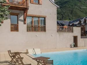 Πισίνα στο ή κοντά στο Appartement 3 pièces 8 pers avec terrasse et piscine en été, près de Saint-Lary-Soulan - FR-1-504-57
