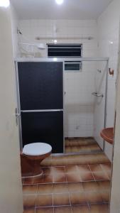 サン・ガブリエウにあるPousada Mannのタイルフロアの小さなバスルーム(トイレ付)