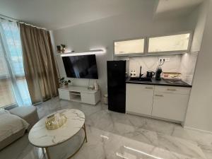 Η κουζίνα ή μικρή κουζίνα στο Danube Luxury Apartment Eurovea 24h Self Check-In