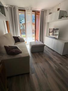 a living room with a couch and wooden floors at Residenza Viola in Valdidentro