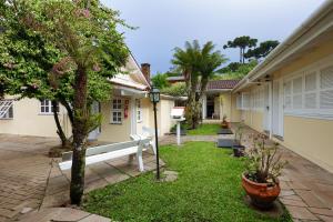 Taman di luar Maison Suisse Pousada