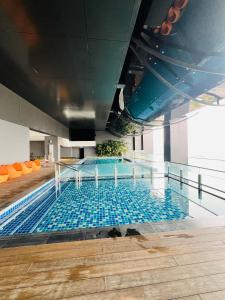 Kolam renang di atau dekat dengan M City by Celestia Suites