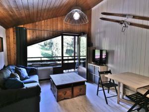 un salon avec un canapé et une table dans l'établissement Superbe Studio Mezzanine Rénové au Cœur du Grand Bornand – 4 Couchages, Balcon, Proche Commerces et Ski - FR-1-458-162, au Grand-Bornand