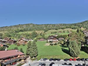 un village avec des voitures garées dans un parking dans l'établissement Superbe Studio Mezzanine Rénové au Cœur du Grand Bornand – 4 Couchages, Balcon, Proche Commerces et Ski - FR-1-458-162, au Grand-Bornand