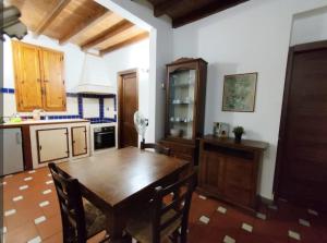 Una cocina con una mesa de madera y un comedor. en Central Quite Rooms, en Florencia