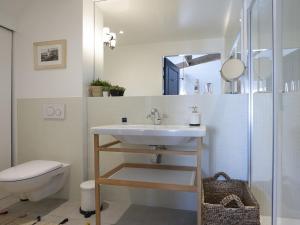 un bagno con lavandino e WC di Studio moderne avec vue mer et port à Sauzon, 2* - FR-1-418-190 a Sauzon