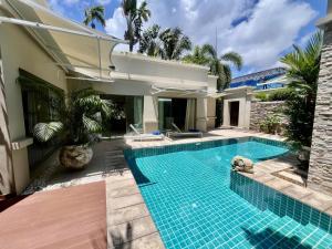 une piscine dans l'arrière-cour d'une maison dans l'établissement Bangtao villa with pool & rooftop terrace, à Ban Thalat Choeng Thale