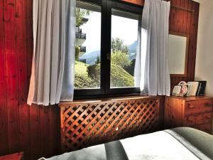 A bed or beds in a room at T2 rénové au Grand-Bornand avec balcon, parking et terrasse, 4 pers, proche village - FR-1-458-205