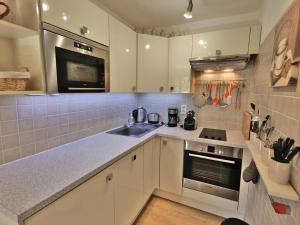 A kitchen or kitchenette at T2 rénové au Grand-Bornand avec balcon, parking et terrasse, 4 pers, proche village - FR-1-458-205