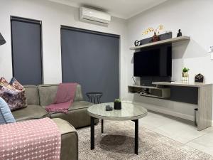 TV a/nebo společenská místnost v ubytování Sandton Grand 1-Bed at Middle