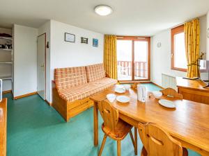 Η κουζίνα ή μικρή κουζίνα στο Confortable T3 à Saint François Longchamp - Proche pistes et commerces, balcon sud - FR-1-807-18 +7 φωτογραφίες