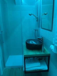 une salle de bain avec un lavabo et une douche en verre dans l'établissement Claustro Segreto - ALTAMURA, à Altamura