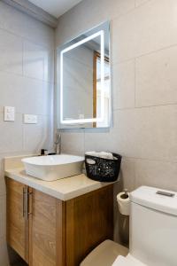 Un baño con lavabo, espejo e inodoro. en Apartamento dos habitaciones rdm 6101, en Sampiño 14 fotos más