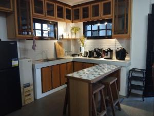 SampongにあるVilla SkyLoftの木製のキャビネットとカウンタートップを備えたキッチン +39枚の写真