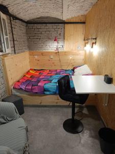 Habitación con 1 cama con mesa y silla en Room 1 industrial, en Cracovia