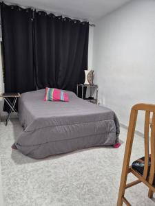 バレンシアにあるValencia Centro 3 compartidoのベッドルーム1室(黒いカーテン付きのベッド1台付)