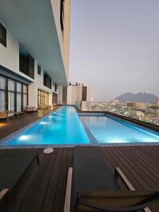a large swimming pool on the top of a building at Espectacular y exclusivo departamento en Monterrey in Monterrey