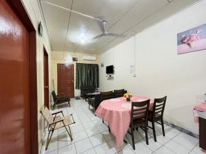 une salle à manger avec une table et des chaises dans l'établissement CSG Homestay Kota Marudu, à Kampong Sorosob